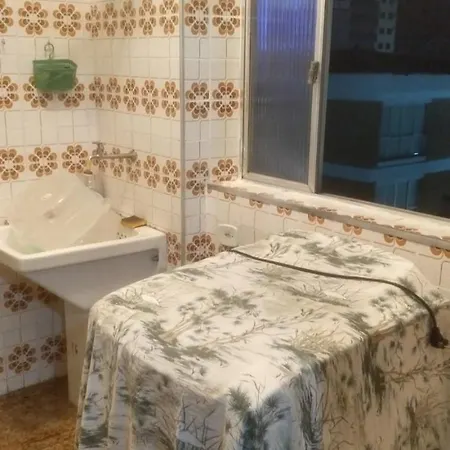 Apartamento Guarujá enseada 2 dormitórios pé na areia-3